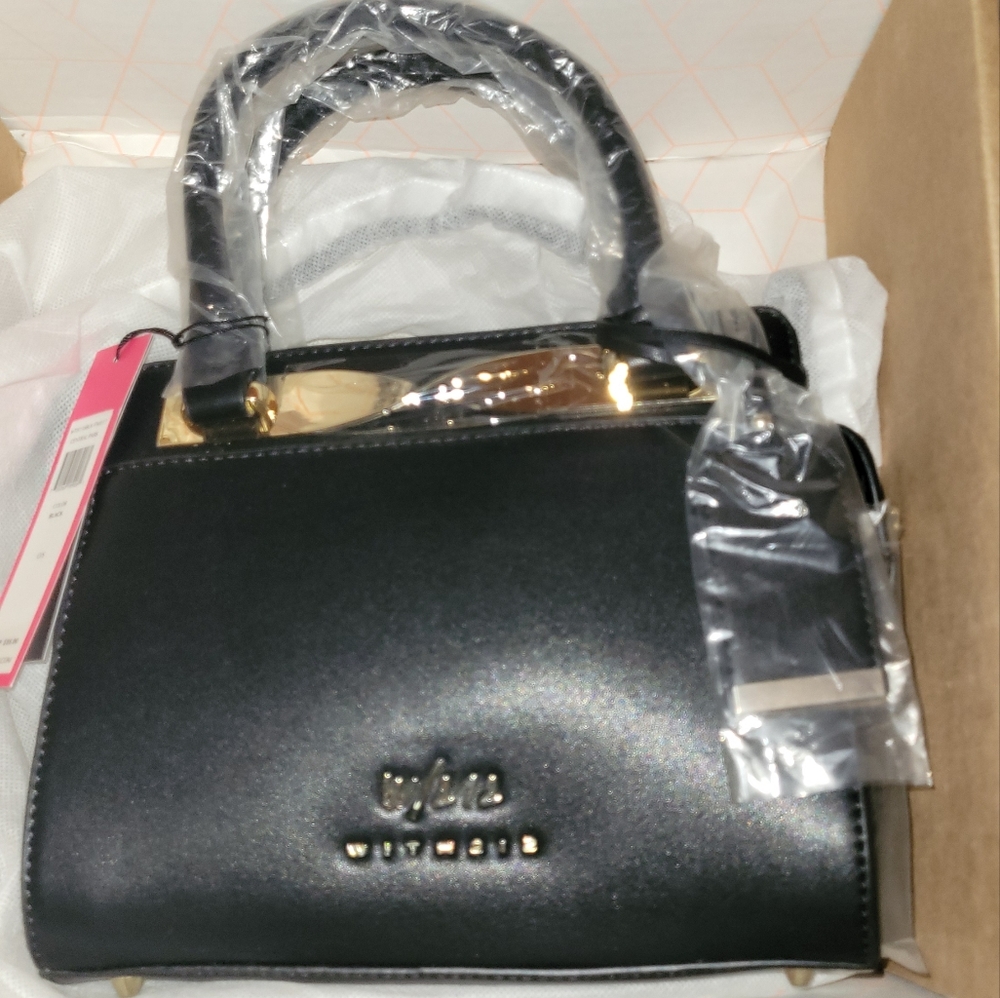 BNWT STILL IN ORGINAL BOX  LEATHER WITH212 from NY WOMENS PURSE.